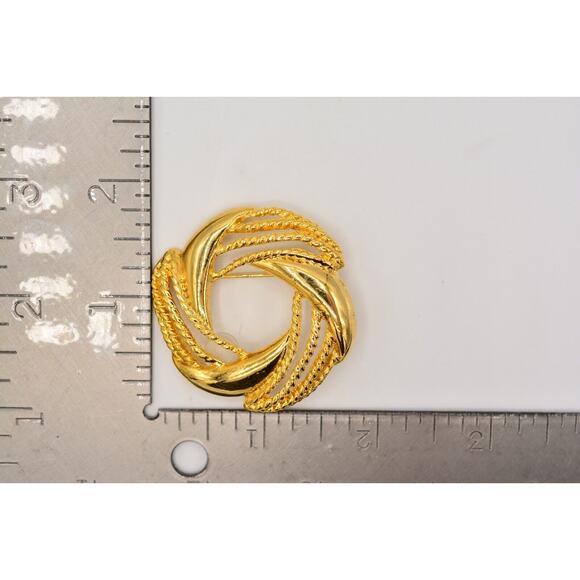 Vintage Round Pin Brooch Wreath Shiny Yellow Gold Tone Chunky Retro 1980s BinAC - Picture 12 of 12